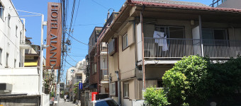 ヨドバシの裏の方にあるレトロなアパートの1階をブチ抜いて飲食店がオープンするっぽい。